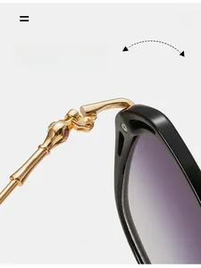 Détail de la charnière en métal doré et du verre dégradé violet sur les lunettes géométriques