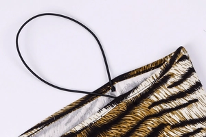 Macro d'un tissu à motif tigre avec fixation par sangle élastique noire robuste