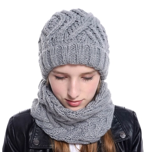 Set invernale da donna con berretto in maglia grigio chiaro e scaldacollo
