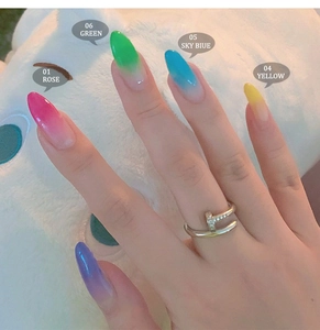Detailweergave van kleurveranderende verlengingsnagelgel op lange stiletto-nagels