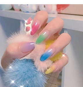 Macro-opname van lange ovale ombre nagelverlengingen met glittersterren in pastelkleuren