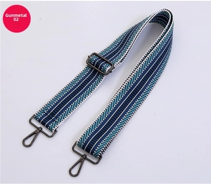 Dettaglio della fibbia gunmetal regolabile e trama geometrica chevron blu navy e ciano