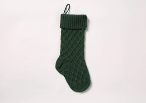 Detailansicht der dunkelgrünen gestrickten Weihnachtssocke mit Rautenmuster-Textur