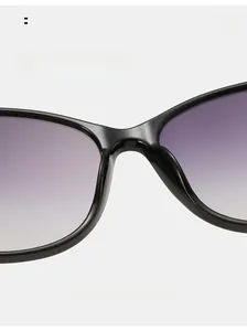 Détail des lunettes de soleil avec plaquettes intégrées et verres violets dégradés