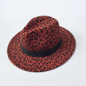 Primer plano de un elegante sombrero fedora de lana con estampado de leopardo marrón