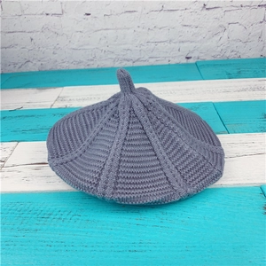Berretto in maglia grigio chiaro stile zucca con trama a treccia e finitura morbida