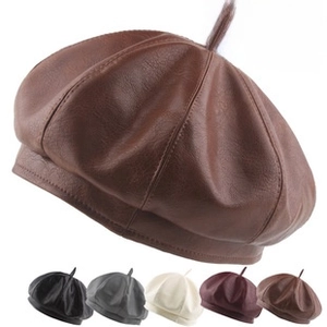 Détail du béret en cuir PU marron avec cinq options de couleurs différentes présentées