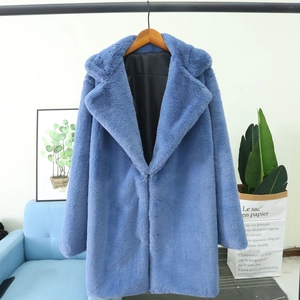Détail d'un manteau en fausse fourrure bleue montrant la texture douce et duveteuse