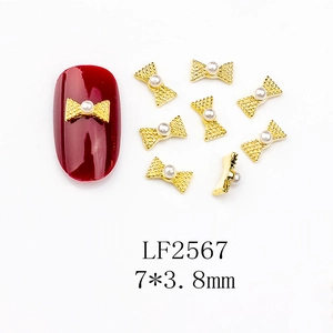 Bijoux à ongles nœud doré avec perle centrale et design de texture 3D métal