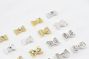 Vue détaillée des breloques à nœuds pour ongles en alliage avec perles et strass
