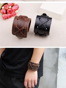 Détail du bracelet large en cuir punk rétro avec sangles croisées décoratives et texture