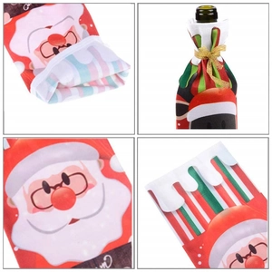 Détails du cache-bouteille de vin Père Noël avec rayures de Noël et textures tricotées