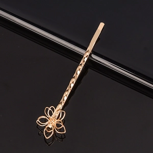 Pince à cheveux minimaliste dorée avec un design délicat de fleur à cinq pétales