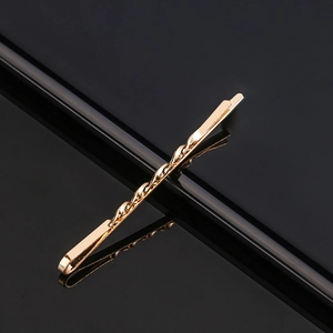Barrette à cheveux minimaliste en forme de cœur doré avec finition métallique