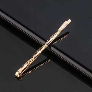 Barrette dorée minimaliste avec design torsadé en spirale et finition métal poli
