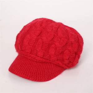 Detalle de gorra roja de punto de ochos que muestra la textura gruesa de mezcla lana