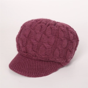 Primer plano del tejido de trenzas gruesas y el borde acanalado de un gorro de invierno