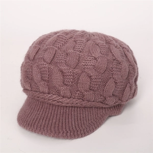 Detalle de la textura de punto trenzado grueso y visera de este gorro de invierno mujer