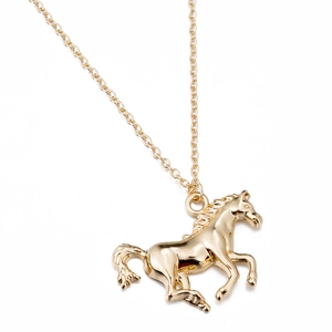 Vue détaillée d'un pendentif cheval doré poli avec une chaîne à maillons fins