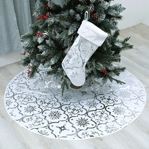 Weiße Weihnachtsbaumdecke und passender Strumpf mit silbernen Schneeflockenmustern