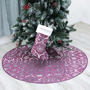 Detail der lila Weihnachtsbaumdecke mit silbernen Schneeflocken und passendem Weihnachtssocken