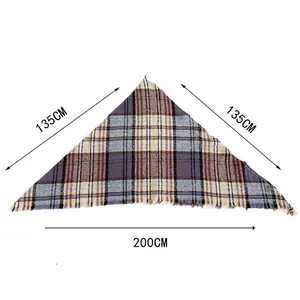 Detailed size map of the triangular plaid scarf showing 135x135x200cm dimensions