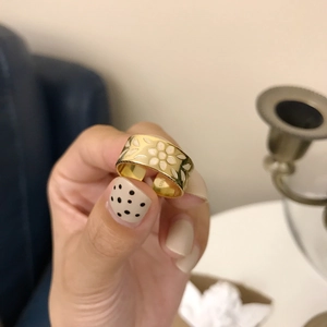 Minimalist S925 sterling silver open ring in gold finish with white resin flower pattern