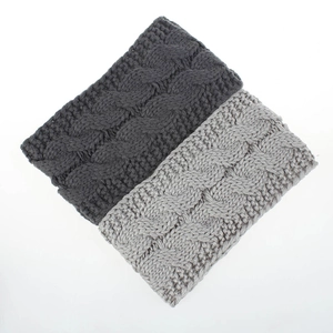 Detail von grauen Zopfstrick-Stirnbändern mit dicker Textur und weichem Fleece-Innenfutter