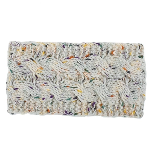 Nahaufnahme des gestrickten Stirnbands aus Konfetti-Garn mit dickem Zopfmuster in Beige