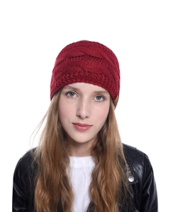 Mannequin portant un bandeau en maille torsadée bordeaux doublé polaire pour l'hiver