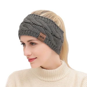 Bandeau d'hiver en tricot gris avec motif torsadé et étiquette logo en cuir chic
