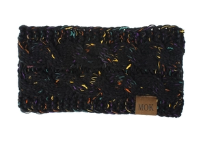 Vue détaillée d'un bandeau en maille torsadée noire avec des taches colorées et patch en cuir MOK.