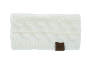 Détail du bandeau d'hiver en maille torsadée blanche avec étiquette cuir MOK