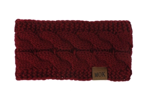 Détail macro d'un bandeau d'hiver bordeaux en maille torsadée avec étiquette MOK.