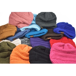Assortimento di berretti a maglia per coda di cavallo in vari colori per donne inverno