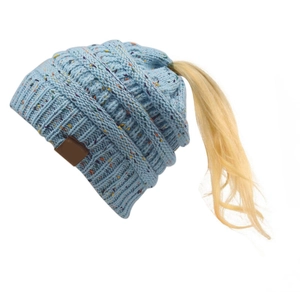 Berretto azzurro in maglia a trecce con foro per coda di cavallo e toppa in pelle.
