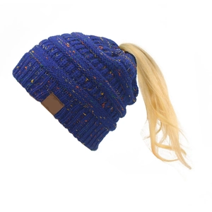 Berretto lavorato a maglia blu per coda di cavallo da donna con macchie colorate e patch