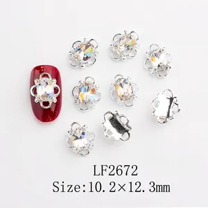 Détail de bijoux d'ongles en forme de nœud argenté avec cristal coloré de 10,2x12,3mm