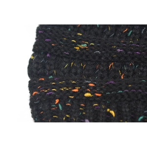 Dettaglio ravvicinato di berretto in maglia nera con filato a coriandoli colorati