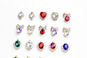 Détail de 15 strass en alliage pour nail art avec motifs de cœurs et nœuds colorés