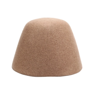 Dettaglio cappello a secchiello in feltro di lana marrone con trama e cuciture fini