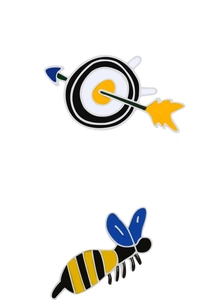 Détail de pin's en émail représentant une cible avec flèche et une abeille de dessin animé