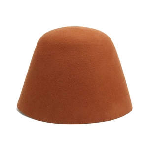 Dettaglio delle cuciture su un cappello a secchiello in feltro di lana marrone