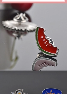 Vue macro de la broche en émail pastèque aux couleurs vives avec reflet miroir poli