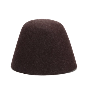 Dettaglio della spessa trama in feltro di lana color caffè di un cappello da pescatore