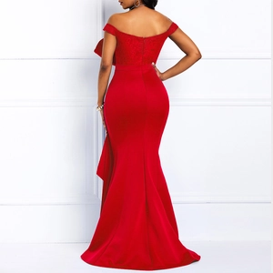 Rückansicht rotes schulterfreies Spitzen-Meerjungfrau-Abendkleid mit Rüschen und Perlen