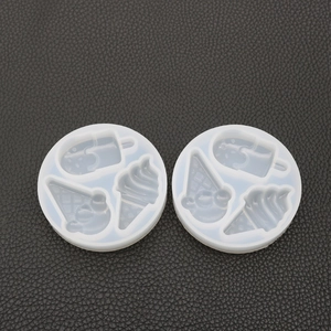 Vue macro de deux moules ronds en silicone avec des formes 3D de glaces et de bâtonnets