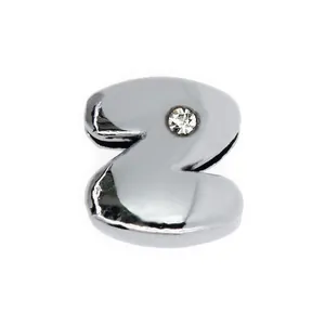 Dettaglio macro dello charm lettera Z in argento con strass per bracciali da 8mm