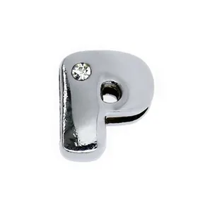 Vista macro di un ciondolo a lettera P d'argento da 8mm con pietra di zirconia