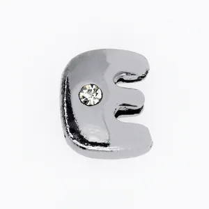 Dettaglio del cursore in metallo argento lettera E con zircone per braccialetti fai-da-te